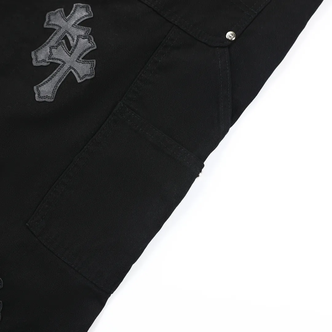 P280 💰 (Top version) Chrome hearts Cross patch leather jeans workwear logging pants Chrome hearts logging pants are here! ! ! CH Croix Heart Double Knee Cross Patch Leather Bo1 Style Logging Pants Straight-leg Work Pants B136 Croix Heart Cross Sanskrit Overalls Price 20W level, patchwork cross pattern embellishment, high-waisted washed jeans! ! Absolutely high-end luxury products, 1.9W level god-level single products, super popular products, made by top heavy industry, not to be missed. About Zangyin, this is an extremely luxurious fashion brand, which can also be called the nobles of the high street. It has always been an exclusive brand of some hipsters or rich second generation. Compared with ordinary high streets, it is more luxurious and noble. Compared with luxury brands, it has a more fashionable personality and has always been a brand that I have a special liking for. Imported yarn is custom-woven into a high-density twill canvas, which ensures a crisp silhouette while also making the fabric feel very delicate. It follows the B01 classic silhouette, with a crisp and stylish upper body. The ready-made garments are stone-ground and fermented, so they can be matched with any style. Buttons and zinc-drawn washables are genuine YKK retro metal products. Double-layered canvas on the front. Perfect details. All hardware is perfect. Size: S-XXL Color: Black